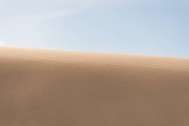 Çöldeki kumulların ince dokusu ve çizgileri.