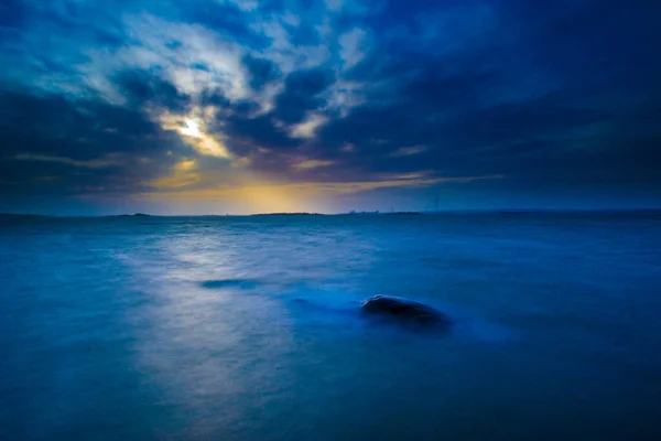 Langzeitbelichtungsfoto Des Sonnenuntergangs Über Einer Kleinen Bucht — Stockfoto