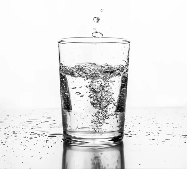 Vatten Hälls Ett Glas Vit Bakgrund — Stockfoto