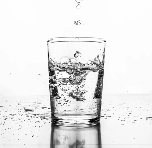 Wasser Wird Ein Glas Gegossen Weißer Hintergrund — Stockfoto