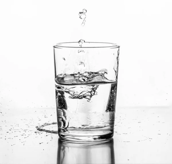 Eau Étant Versée Dans Verre Fond Blanc — Photo