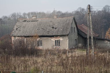 Eski, yıpranmış ve terk edilmiş bir ev..