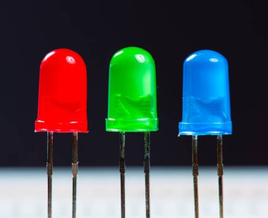 Kırmızı, yeşil ve mavi Led koyu bir arkaplan üzerinde diyot..