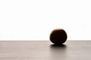 Bir masada mandalina portakalı (Citrus reticulata). Beyaz bir arkaplan üzerinde ışıklandırma..