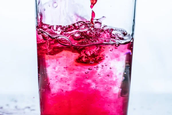 Líquido Rojo Que Vierte Vaso Fondo Blanco —  Fotos de Stock