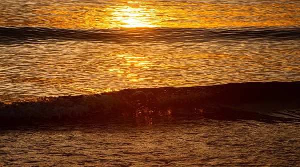 Vlny Malé Pláži Při Zlatém Západu Slunce — Stock fotografie