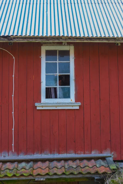 Kırmızı Bir Ahırın Kırık Penceresi — Stok fotoğraf