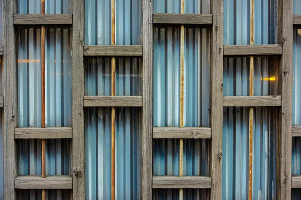 Dřevěná Konstrukce Zadní Straně Kovového Plotu — Stock fotografie