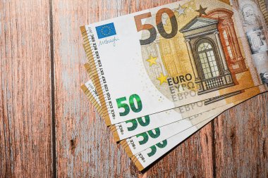 Tahta yüzeyde düzgünce düzenlenmiş 50 avroluk banknotlar
