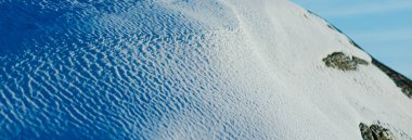 Kış güneşinde desenli kar yüzeyine yakın çekim