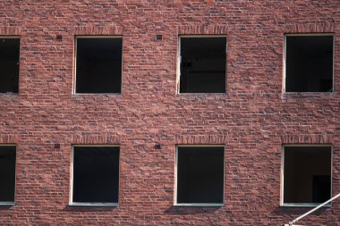 Gölgeli pencereli kırmızı tuğla duvar