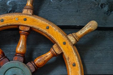 Kaba ahşap gemi tekeri, kara duvara karşı.