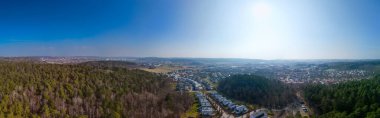Kasabanın ve ormanın panoramik hava manzarası
