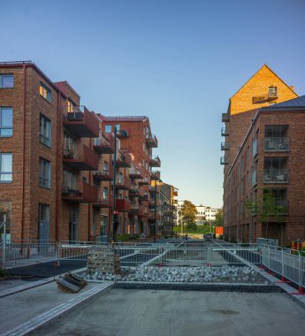 Modern bloklar arasında inşaat halindeki cadde