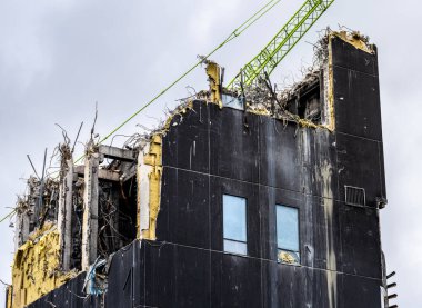 Yüksek kule inşaatı yıkılıyor.