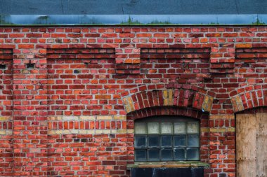 Kemerli pencereli eski kırmızı tuğla duvar