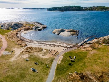 Küçük körfezin etrafında kıvrılan sahil yürüyüş yolu.