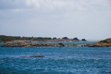 Kayalık ada arazisine dağılmış kulübeler.