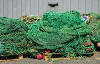 Limanda istiflenmiş balık ağları ve ipler.