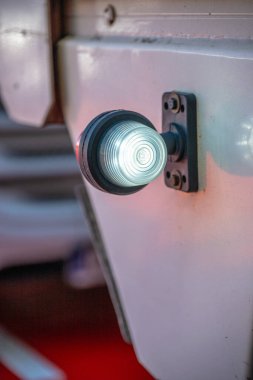 Beyaz bir kamyonun yan konum ışığı