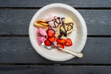 Kağıt tabak, dondurma ve çilek.