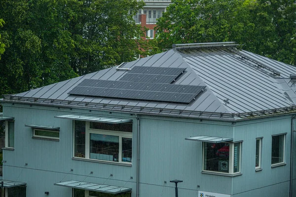 Çatı katı güneş paneli dizili modern bina