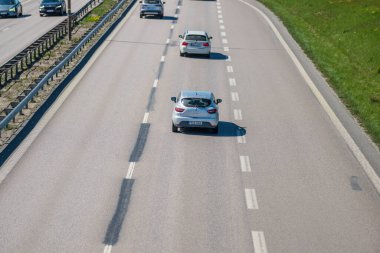 Göteborg, İsveç - 30 Nisan 2025: Güneşli bir günde hafif araba trafiği