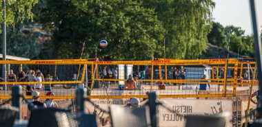 Helsinki, Finlandiya - 07 Ağustos 2025: Yaz güneşinde plaj voleybolu maçı