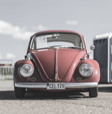 Göteborg, İsveç - Eylül 07 2025: Klasik kırmızı Volkswagen Böceği açık havada güneş ışığına park etti