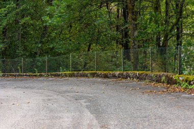 Kristiansand, Norveç - 01 Ağustos 2021: Mandal ve Kristiansand arasında E39 yakınlarında bulunan Gjengesti Köprüsü 'ndeki korkuluklar.