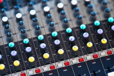 Ses karıştırıcının ses düğmeleri