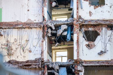 Kırmızı tuğla bina pencere açıkları ile soyulmuş