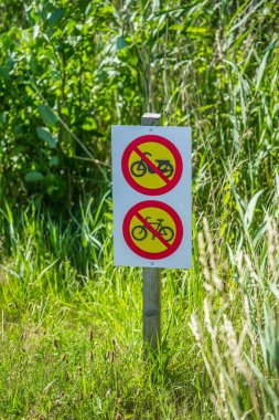 Bisiklet ve motosikletleri yasaklayan yasaklama işareti