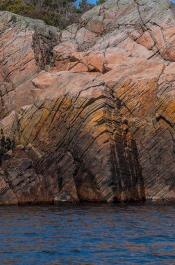 Derin çatlaklar ve katmanlı dokularla yıpranmış kaya oluşumu