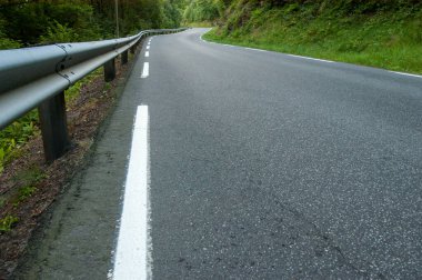 Orman tepelerinde dolambaçlı köy yolu