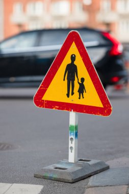Yaya ve karşıya geçen çocuklar için uyarı işareti