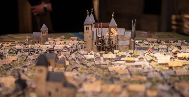 Katedral süslemeli detaylı minyatür şehir modeli