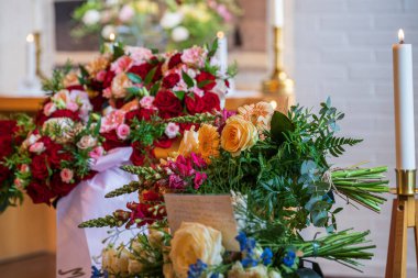 Cenaze töreninde çiçek ve mumlar.