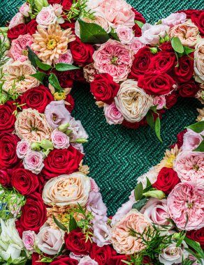 Kalp şeklinde çiçek çelengi ve karışık güller.