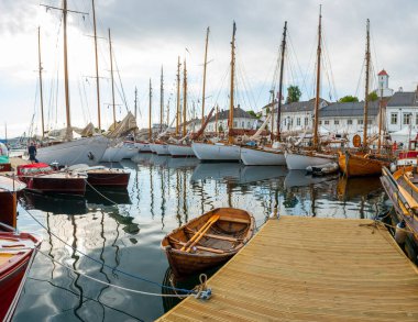 Antika yelkenli teknelerle manzaralı