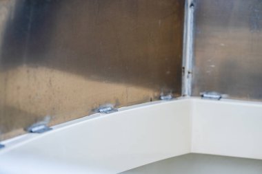 Cıvatalı kaynaklı metal yapıya yakın çekim