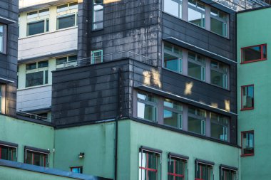 Metal ve camla kentsel binanın mimari yakın çekimi