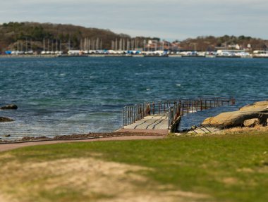 Tırabzanları ve okyanus manzaralı kıyı iskelesi.