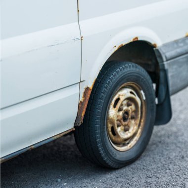 Paslı beyaz arabanın tampon hasarını kapat..
