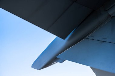 Askeri uçak dengeleyici ve flaplara yakın çekim