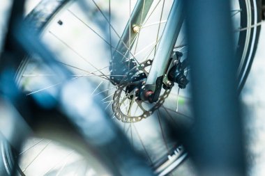 Bisiklet disk freni ve odak noktasında tekerlekler