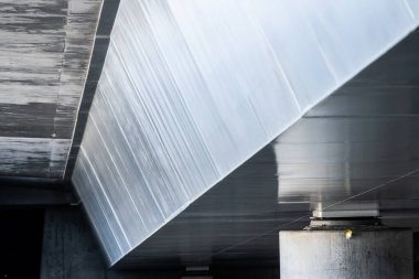 Büyük bir yol köprüsü taşıyan inşaat.