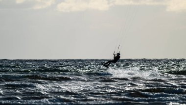 Rüzgarlı bir akşamda uçurtma sörfü