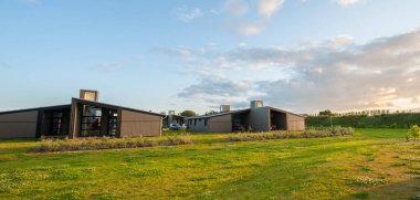 Günbatımında modern kulübelerin sıraları