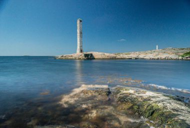 Sakin denizin kıyısındaki yalnız deniz feneri